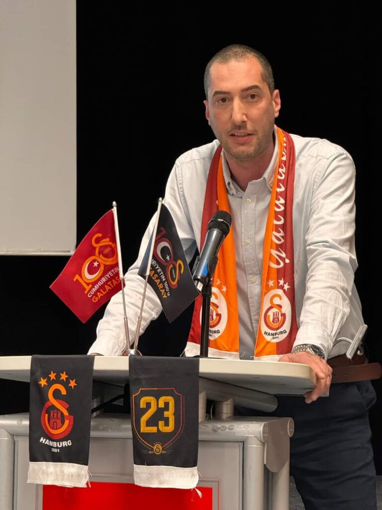 Çağdaş Melikoğlu wurde 1978 in Esslingen geboren und hat an der Universität Uludağ, Fachbereich Wirtschaft, studiert. Seit er denken kann schlägt sein Herz für Galatasaray.nSein Berufsleben setzt er als Vertriebsleiter in einem Unternehmen fort. Çağdaş ist verheiratet und hat zwei Töchter.